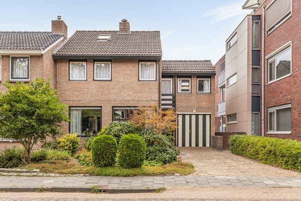 Wonen op een toplocatie! Rustig wonen aan de kade midden in het centrum met fantastisch uitzicht op het kanaal en de bedrijvigheid!